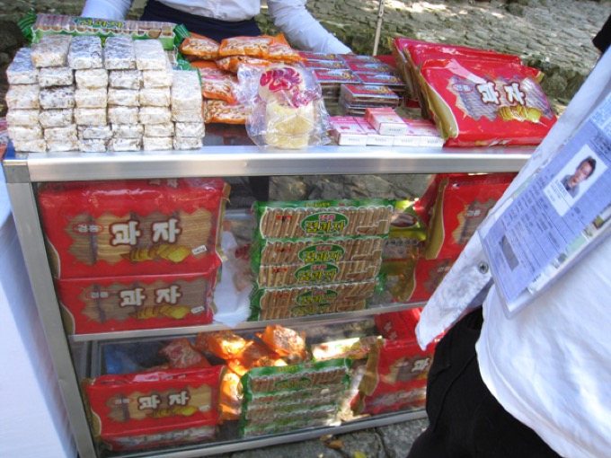 北朝鮮に潜入! 日本人差別用語「ウェノム(倭奴)」を連呼されつつ村田らむが撮影! 美人だらけの売店や老人隠しも!の画像17