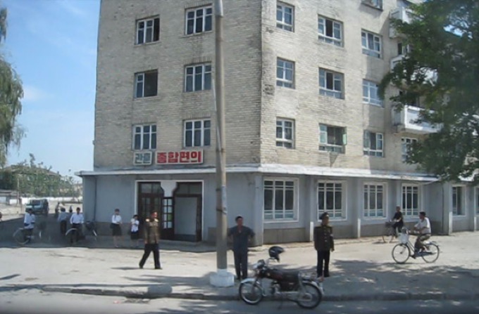 北朝鮮に潜入! 日本人差別用語「ウェノム(倭奴)」を連呼されつつ村田らむが撮影! 美人だらけの売店や老人隠しも!の画像12