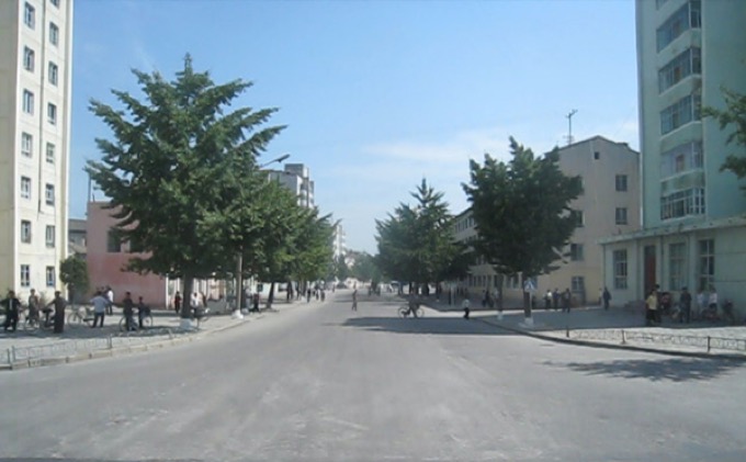 北朝鮮に潜入! 日本人差別用語「ウェノム(倭奴)」を連呼されつつ村田らむが撮影! 美人だらけの売店や老人隠しも!の画像13