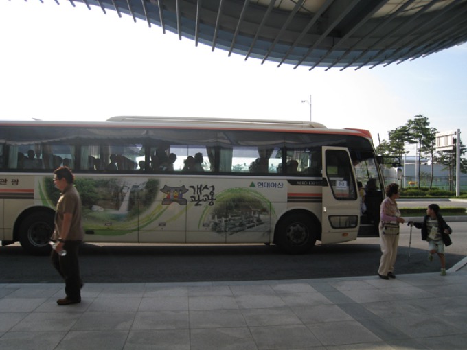 北朝鮮に潜入! 日本人差別用語「ウェノム(倭奴)」を連呼されつつ村田らむが撮影! 美人だらけの売店や老人隠しも!の画像1