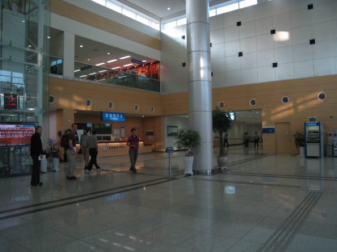 北朝鮮に潜入! 日本人差別用語「ウェノム(倭奴)」を連呼されつつ村田らむが撮影! 美人だらけの売店や老人隠しも!の画像4