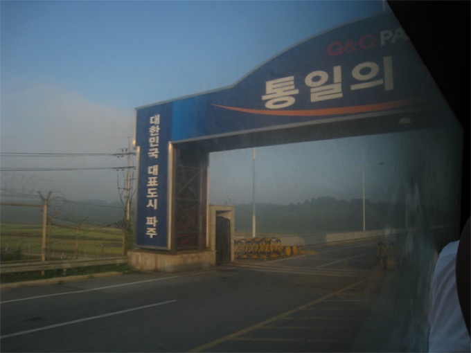 北朝鮮に潜入! 日本人差別用語「ウェノム(倭奴)」を連呼されつつ村田らむが撮影! 美人だらけの売店や老人隠しも!の画像3