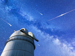 ８月12日～14日は「ペルセウス座流星群」がピークに、流れ星が見れるゾ!!  月と土星も大接近、今夜は空を見上げよう！