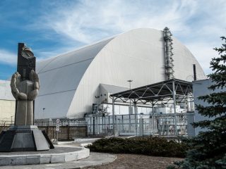 チェルノブイリ原発全体を覆う「放射能を封じ込める石棺」が崩壊寸前！ 大量の放射線流出… 人類史上最大のシェルター遂に稼働！