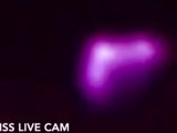 【速報】NASAのISSライブ映像に「三角形のUFO」が映り込む! 高速移動後に消え…「間違いなく本物」