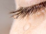【Love Me Do占い】“涙の色”でわかるあなたの”出会い運”が当たる! 運命の人との出会いはいつ、どんな人、出会い運を上げるには?
