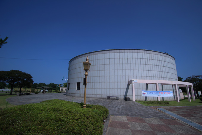 韓国・済州島の「反日施設」がヤバすぎて悶絶! 日本兵の過激拷問を再現、無数の骸骨、日本軍が掘ったガチ塹壕…村田らむが潜入!の画像1