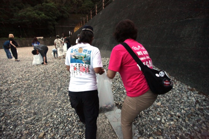 和歌山で「イルカ漁反対の団体」が超怪しげな暗闇ミサを実行していると判明! 捕鯨も反対謎のクジラ水でお祈りも【潜入取材】の画像11