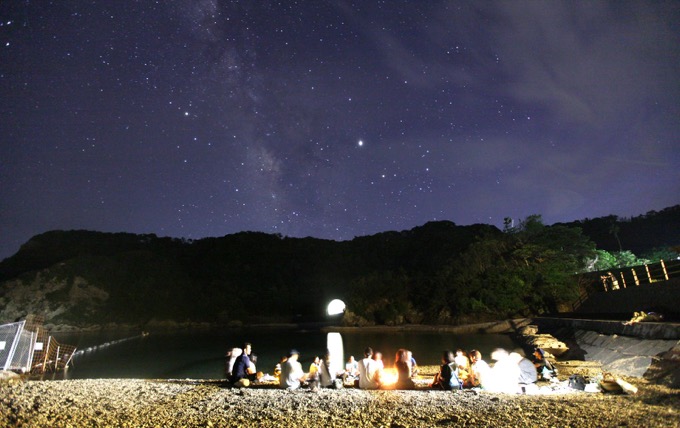 和歌山で「イルカ漁反対の団体」が超怪しげな暗闇ミサを実行していると判明! 捕鯨も反対謎のクジラ水でお祈りも【潜入取材】の画像14