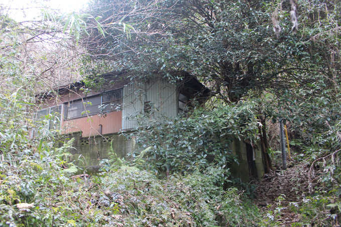 超怖い現代のゴーストタウン「田浦廃村」に潜入！ビビって足がすくむレベル、殺せの張り紙…横須賀の廃村を村田らむがルポ！の画像9