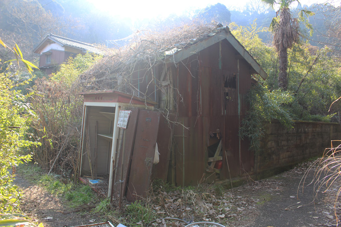 超怖い現代のゴーストタウン「田浦廃村」に潜入！ビビって足がすくむレベル、殺せの張り紙…横須賀の廃村を村田らむがルポ！の画像4