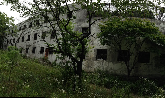世界7大恐怖スポット「韓国・南陽精神病院」廃墟に村田らむが潜入! 精神病患者の脳内世界絵、「ここは危険…」不気味な英文メッセージもの画像4