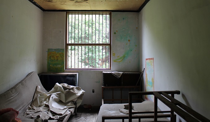 世界7大恐怖スポット「韓国・南陽精神病院」廃墟に村田らむが潜入! 精神病患者の脳内世界絵、「ここは危険…」不気味な英文メッセージもの画像9