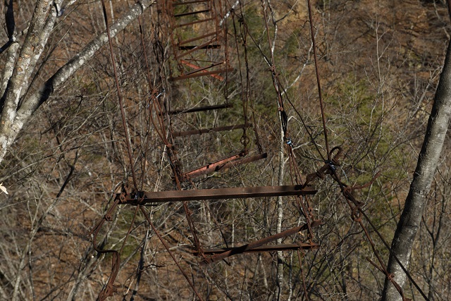 埼玉県秩父市の「無能吊り橋」がヤバすぎる！ 人が渡れない構造…「落ちたら絶対に死ねる」の画像2