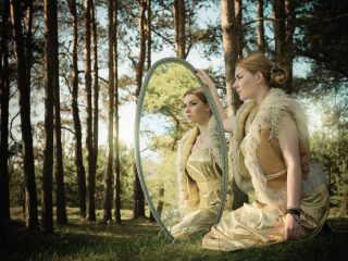 今のアナタと相性が良い人・悪い人がバッチリ判明、4択「鏡占い」！ 人間関係改善のヒントをLove Me Doが指摘！