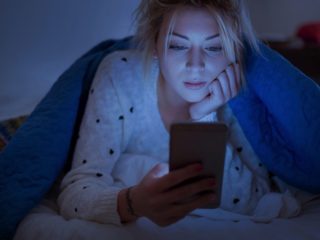 スマホの見過ぎで目が爆発、一時失明した女性が報告される！一晩中スマホを見た翌日…＝中国