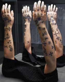 失われた沖縄のイレズミ成女儀礼「ハジチ」の企画展がヤバすぎる! 生き別れた母娘、約2千人のハジチ調査&シリコンアームに忠実再現!の画像9