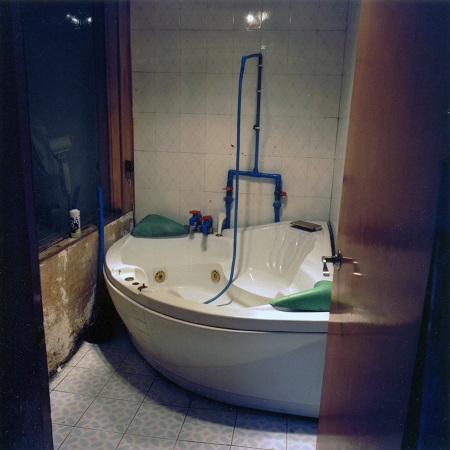 中国の激安あんま屋に潜入！ モミモミの動きが変わったらOKサイン、ピュア＆ミニな女の子が●●円の衝撃！の画像4