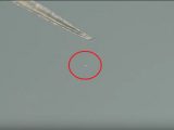ケムトレイルを吐き出す航空機を“銀の円盤UFO”が監視「クレイジー過ぎる!何なんだ?」撮影者興奮=米
