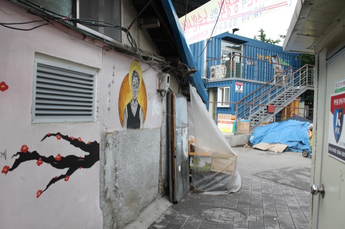 ホームレス集団、ド美女の立ちんぼ…韓国の激やばスラム街「ヨンドゥンポ（永登浦）」に村田らむが宿泊！の画像14