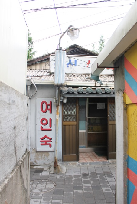 ホームレス集団、ド美女の立ちんぼ…韓国の激やばスラム街「ヨンドゥンポ（永登浦）」に村田らむが宿泊！の画像17