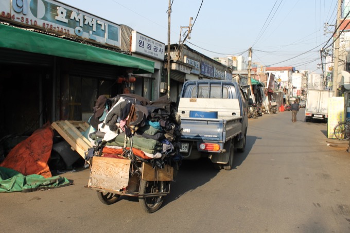 ホームレス集団、ド美女の立ちんぼ…韓国の激やばスラム街「ヨンドゥンポ（永登浦）」に村田らむが宿泊！の画像3