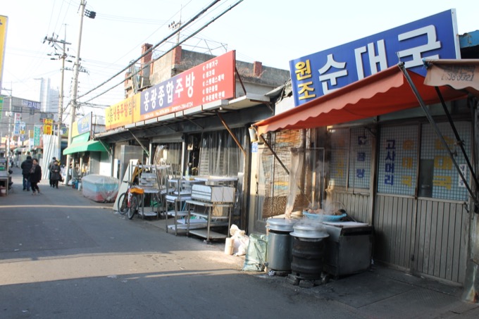 ホームレス集団、ド美女の立ちんぼ…韓国の激やばスラム街「ヨンドゥンポ（永登浦）」に村田らむが宿泊！の画像4