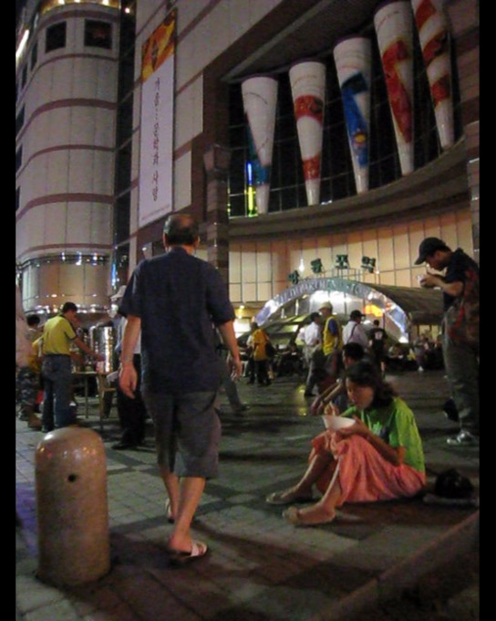 ホームレス集団、ド美女の立ちんぼ…韓国の激やばスラム街「ヨンドゥンポ（永登浦）」に村田らむが宿泊！の画像7