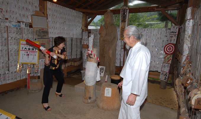 ご利益だらけの「貧乏神神社」に潜入！ 奇妙な参拝法、濃すぎる祭主…「貧乏神さん、さようならー!!」の画像3