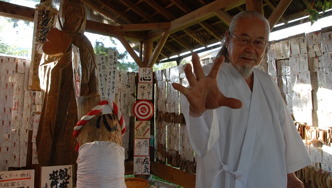 ご利益だらけの「貧乏神神社」に潜入! 奇妙な参拝法、濃すぎる祭主…「貧乏神さん、さようならー!!」の画像2