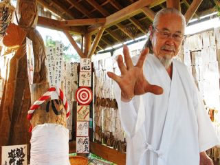 ご利益だらけの「貧乏神神社」に潜入！ 奇妙な参拝法、濃すぎる祭主…「貧乏神さん、さようならー!!」