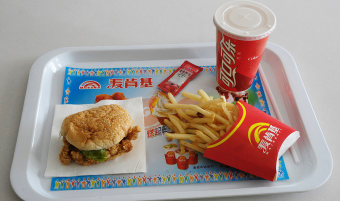 中国のパクリ・バーガーショップ「マックタッキー」に潜入! 衣から苦い油がジュー、ポテトからは科学薬品臭…中国人「すごく美味しい」の画像3
