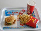 中国のパクリ・バーガーショップ「マックタッキー」に潜入! 衣から苦い油がジュー、ポテトからは科学薬品臭…中国人「すごく美味しい」