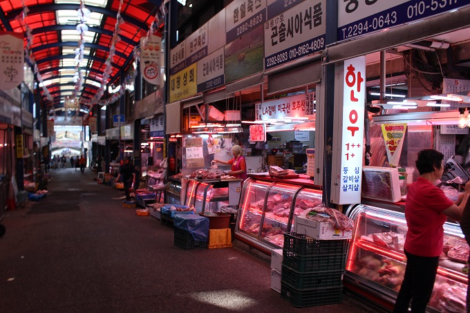 豚の頭、大腿骨、トイレに豚足ドーン！ 延々と「肉屋」が続く韓国・馬場畜産物市場の様子がヤバすぎる！村田らむ）の画像2