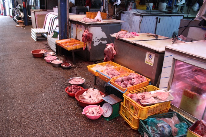 豚の頭、大腿骨、トイレに豚足ドーン！ 延々と「肉屋」が続く韓国・馬場畜産物市場の様子がヤバすぎる！村田らむ）の画像3