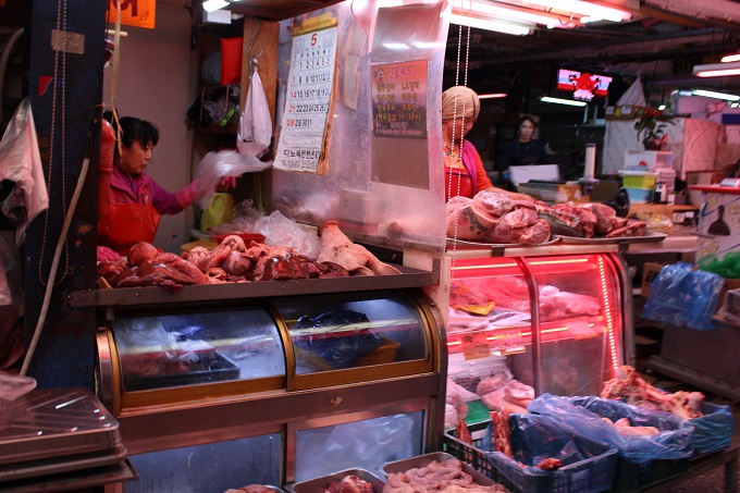 豚の頭、大腿骨、トイレに豚足ドーン！ 延々と「肉屋」が続く韓国・馬場畜産物市場の様子がヤバすぎる！村田らむ）の画像4