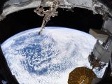 「地球が丸く見えるのは魚眼レンズのせい」宇宙飛行士を巻き込み激論に! 勢い増す「地球平面協会」の年齢層にも驚愕!