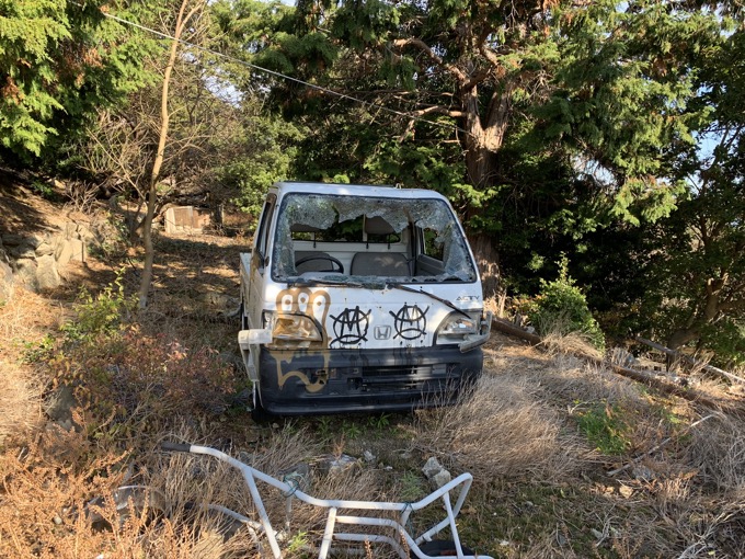 「すごい気持ちの悪い部屋…」淡路島で最もやばい廃村に村田らむが潜入！ カッコ良すぎる廃バスも発見！の画像3