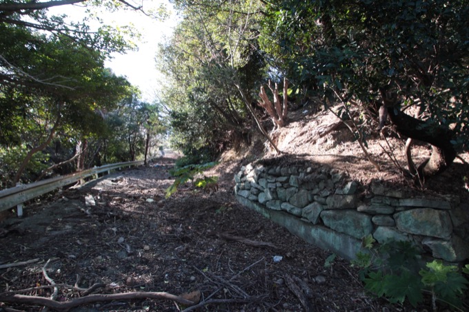 「すごい気持ちの悪い部屋…」淡路島で最もやばい廃村に村田らむが潜入！ カッコ良すぎる廃バスも発見！の画像2