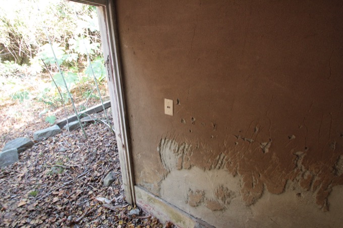 「すごい気持ちの悪い部屋…」淡路島で最もやばい廃村に村田らむが潜入! カッコ良すぎる廃バスも発見!の画像6