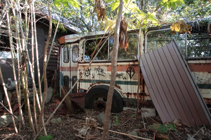 「すごい気持ちの悪い部屋…」淡路島で最もやばい廃村に村田らむが潜入! カッコ良すぎる廃バスも発見!の画像12