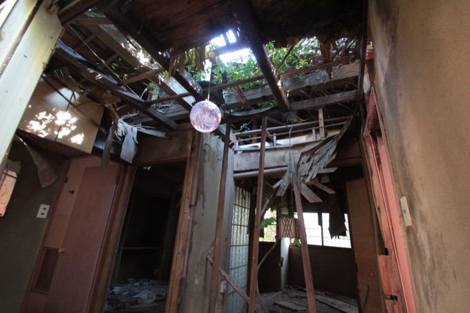 「すごい気持ちの悪い部屋…」淡路島で最もやばい廃村に村田らむが潜入! カッコ良すぎる廃バスも発見!の画像5