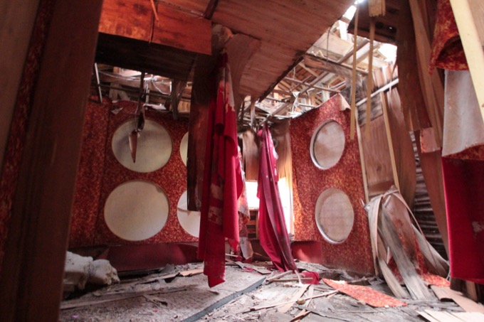 「すごい気持ちの悪い部屋…」淡路島で最もやばい廃村に村田らむが潜入! カッコ良すぎる廃バスも発見!の画像9