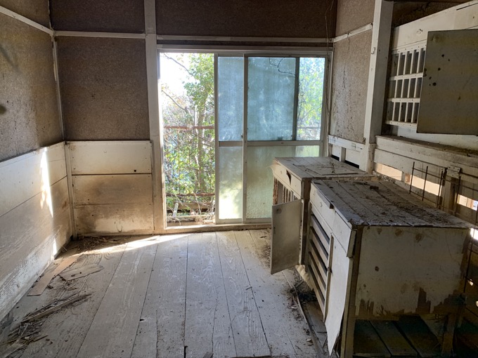 「すごい気持ちの悪い部屋…」淡路島で最もやばい廃村に村田らむが潜入! カッコ良すぎる廃バスも発見!の画像8