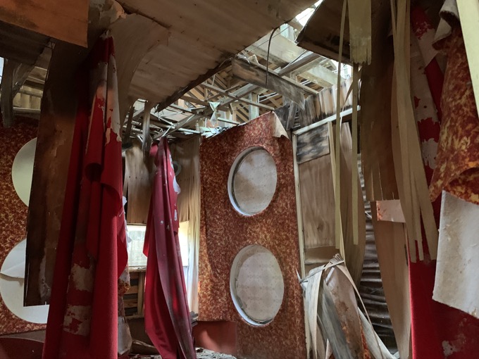 「すごい気持ちの悪い部屋…」淡路島で最もやばい廃村に村田らむが潜入! カッコ良すぎる廃バスも発見!の画像10