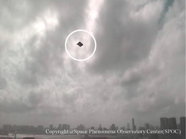 THIS IS REAL! 東京湾上空に謎の「ブラックマンタUFO」連続出現! 尻尾までハッキリ… 衝撃映像!の画像2