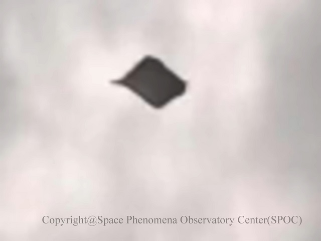 THIS IS REAL! 東京湾上空に謎の「ブラックマンタUFO」連続出現! 尻尾までハッキリ… 衝撃映像!の画像3