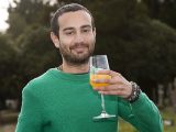 2週間発酵させた自分の「熟成尿」を飲んだり塗ったりする男! うつ改善、しわも消えて超健康体に… 「究極のアンチエイジング法」