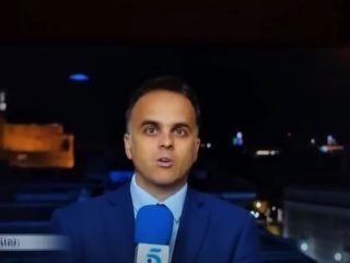 【衝撃映像】スペインのニュース番組で「超高速UFO」が映り込み視聴者戦慄！ コロナ禍の近況観察か!?