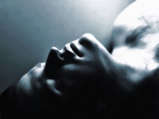 死に際、体の周りに現れる“強烈な光”の正体とは？ 介護者の3人に1人が目撃「部屋を照らすレベルで発光」